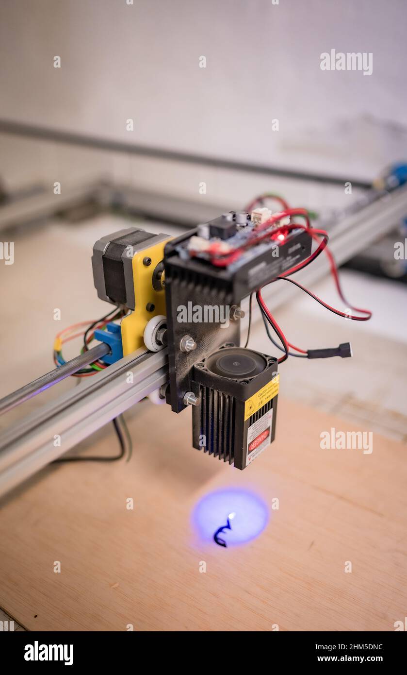 Stampante laser a legno a Zaragoza Makerspace, un'associazione senza scopo di lucro che mira a servire come piattaforma per l'apprendimento e lo sviluppo di progetti nel campo della tec Foto Stock