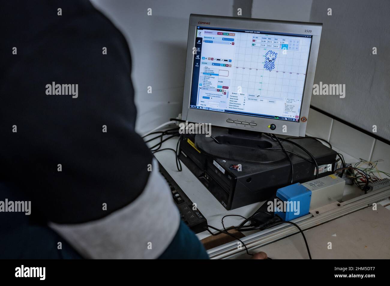 Stampante laser a legno a Zaragoza Makerspace, un'associazione senza scopo di lucro che mira a servire come piattaforma per l'apprendimento e lo sviluppo di progetti nel campo della tec Foto Stock