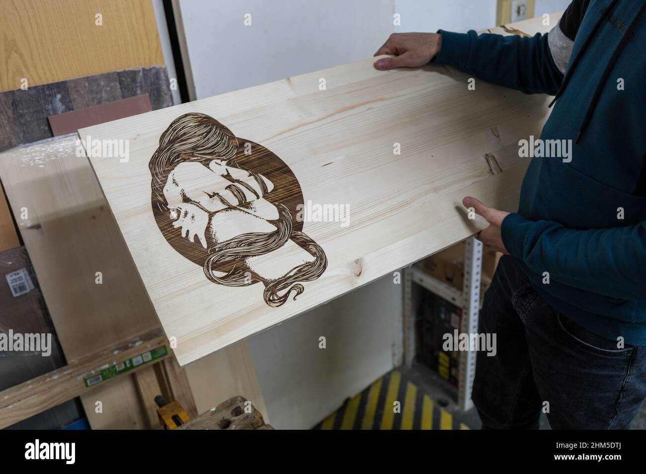 Test design creato da una stampante laser a legno a Zaragoza Makerspace, un'associazione senza scopo di lucro che mira a servire come piattaforma per imparare e sviluppare proje Foto Stock