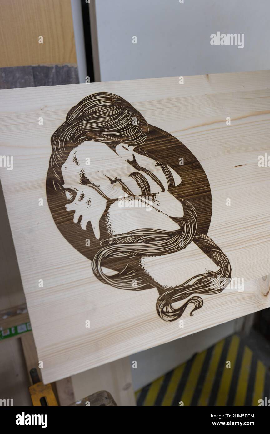 Test design creato da una stampante laser a legno a Zaragoza Makerspace, un'associazione senza scopo di lucro che mira a servire come piattaforma per imparare e sviluppare proje Foto Stock