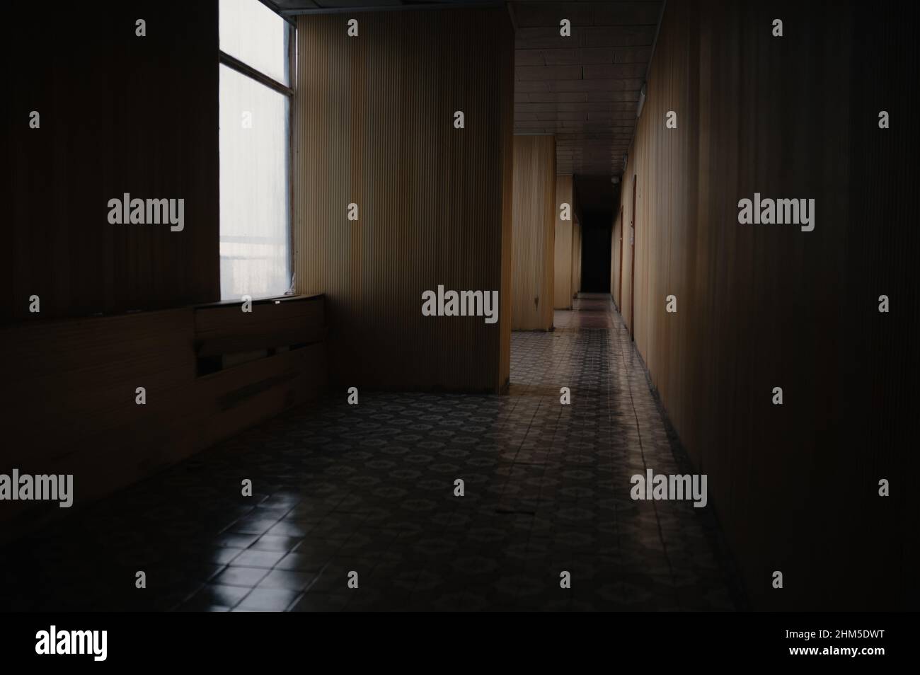All'interno del famigerato Corridoio dorato che conduce dall'amministrazione ai reattori e ai locali di controllo della centrale nucleare di Cernobyl. Foto Stock