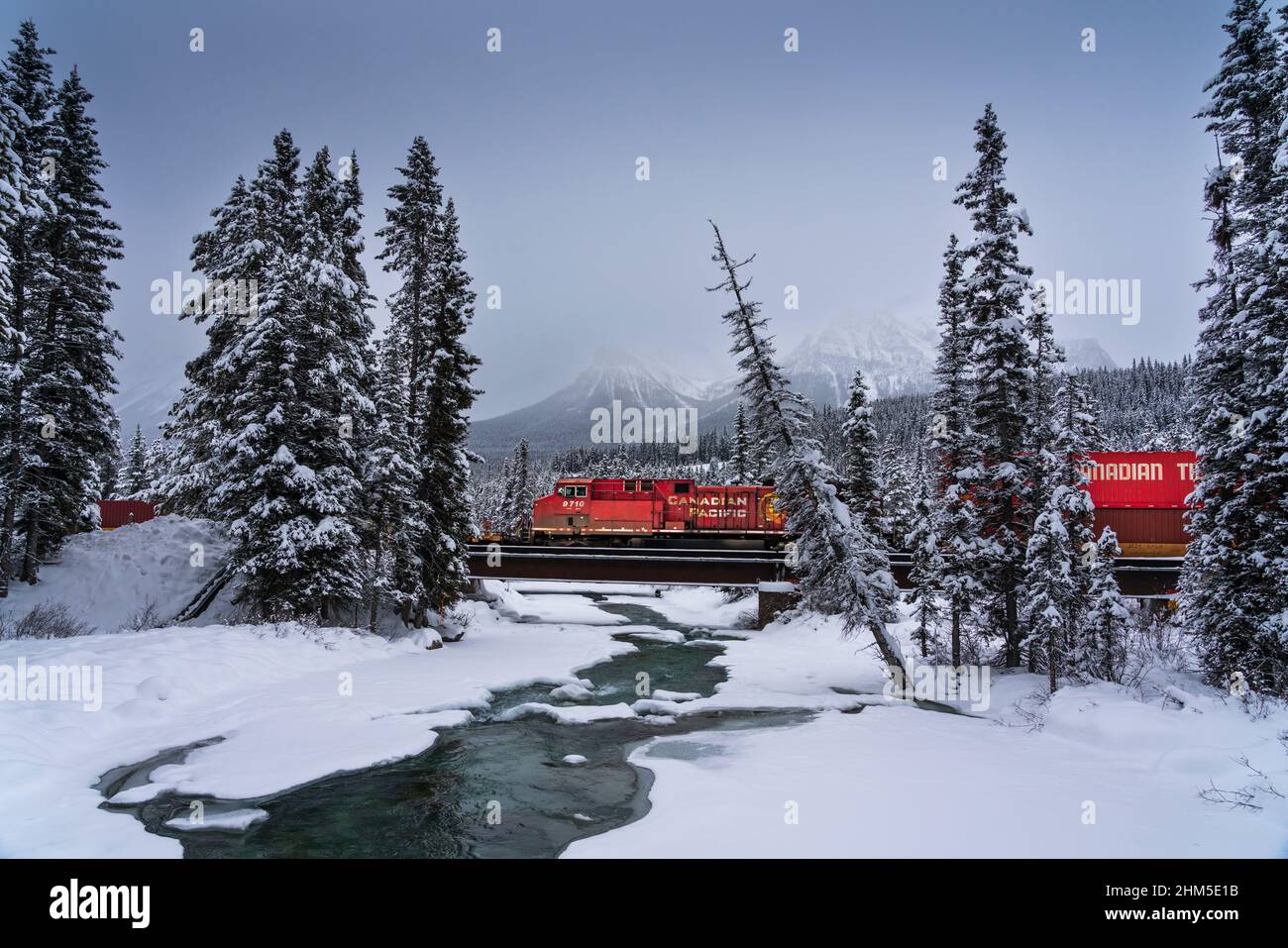 Un treno canadese del trasporto del Pacifico in inverno vicino al lago Louise, Alberta, Canada. Foto Stock