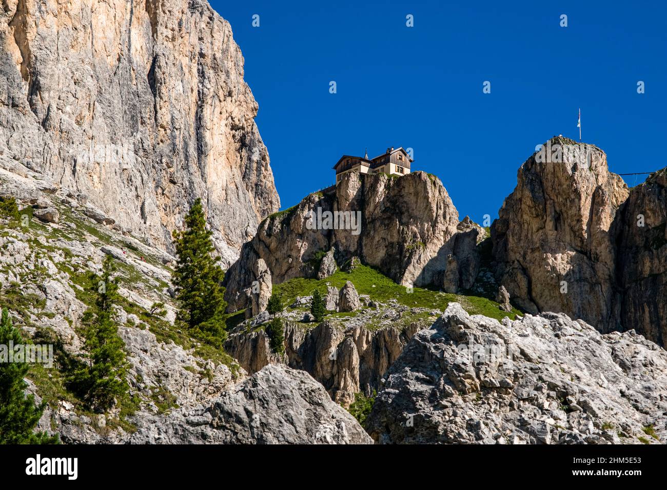 Il rifugio Rifugio Preuss, situato su una roccia sotto la rocca di cima Catinaccio, vista dalla valle Val de Vajolet del gruppo Rosengarten. Foto Stock