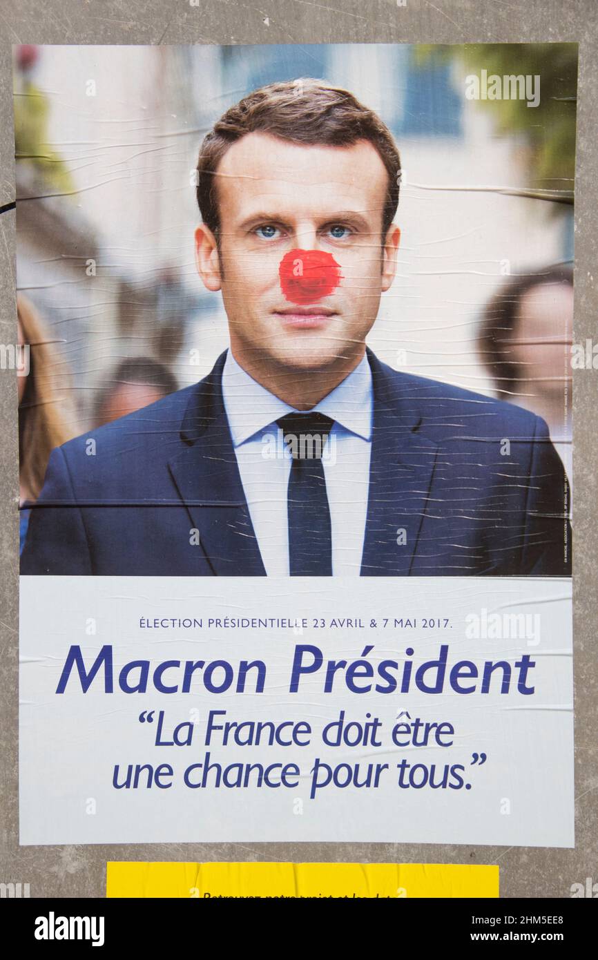 Manifesti lacerati e dipinti dei candidati alle elezioni presidenziali. Francia. Foto Stock