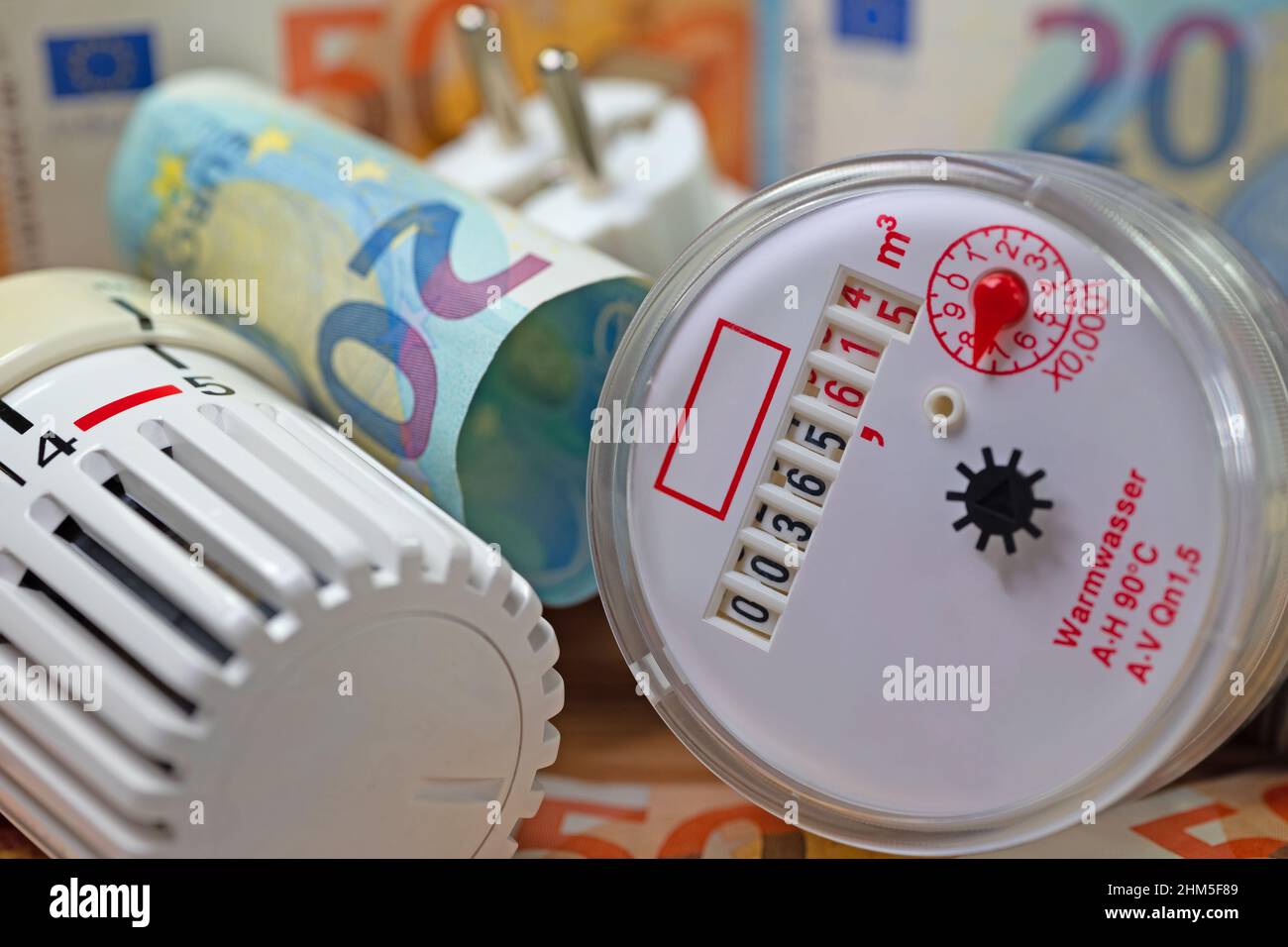 Il contatore dell'acqua, il termostato e le banconote simboleggiano i costi di noleggio aggiuntivi Foto Stock