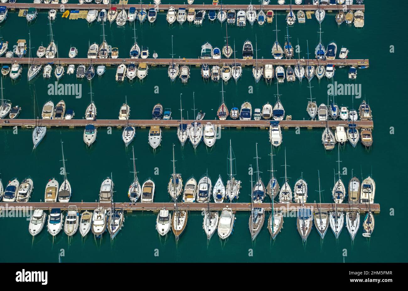 Vista aerea, porto di Alcudia, porto turistico, barche a vela, Port d'Alcúdia, Acque turchesi, Alcudia, Pla de na tesa, Cabaneta (SA), Maiorca, Isole Baleari, B. Foto Stock