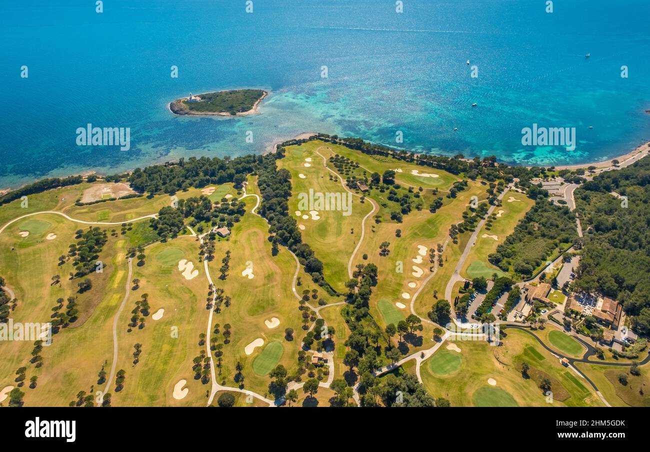 Vista aerea, Club de Golf Alcanada, Alcanada Faro isola, in acque turchesi verde, Alcanada Faro Illa Alcanada, Pont d'Inca, SA Creu VERM Foto Stock