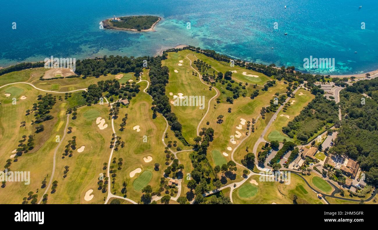 Vista aerea, Club de Golf Alcanada, Alcanada Faro isola, in acque turchesi verde, Alcanada Faro Illa Alcanada, Pont d'Inca, SA Creu VERM Foto Stock