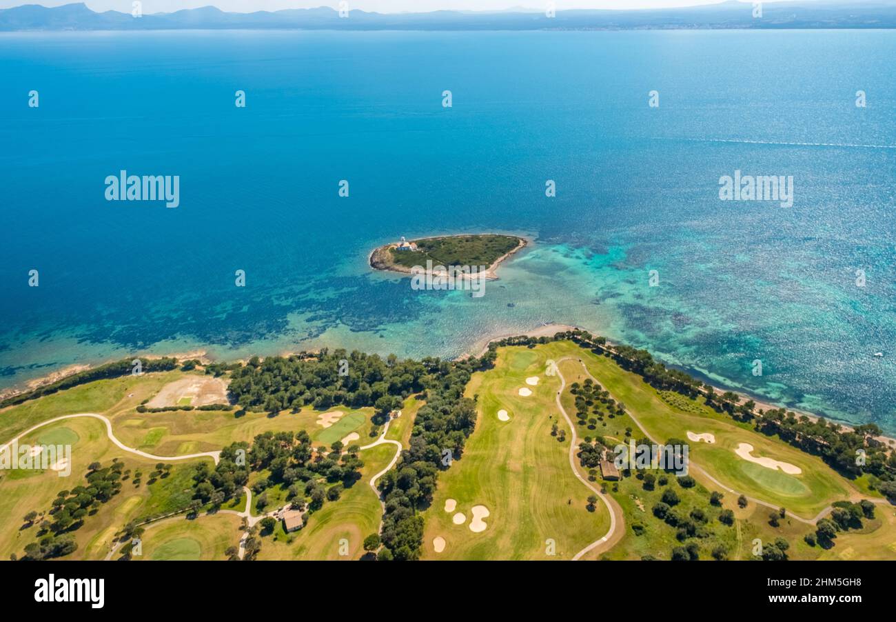 Vista aerea, Club de Golf Alcanada, Alcanada Faro isola, in acque turchesi verde, Alcanada Faro Illa Alcanada, Pont d'Inca, SA Creu VERM Foto Stock