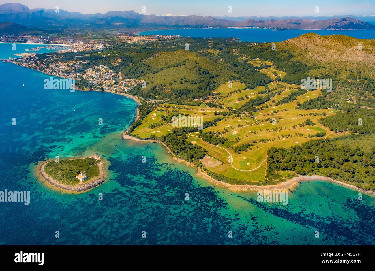 Vista aerea, Club de Golf Alcanada, Alcanada Faro isola, in acque turchesi verde, Alcanada Faro Illa Alcanada, Pont d'Inca, SA Creu VERM Foto Stock