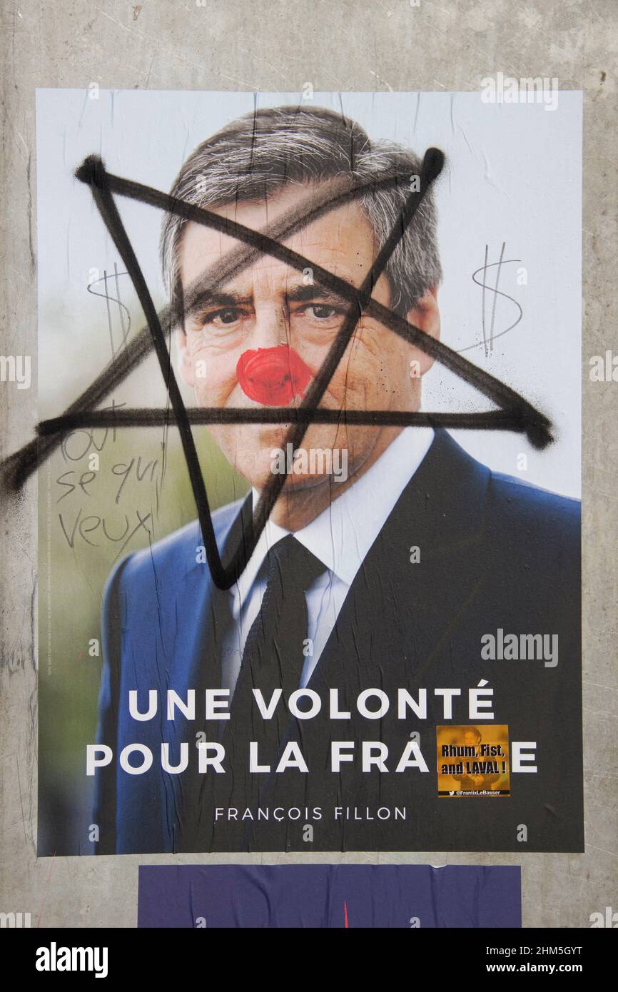 Manifesti lacerati e dipinti dei candidati alle elezioni presidenziali. Francia. Foto Stock