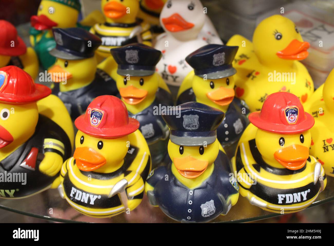 Anatre di gomma del souvenir di New York che presentano il NYPD e FDNY Foto Stock