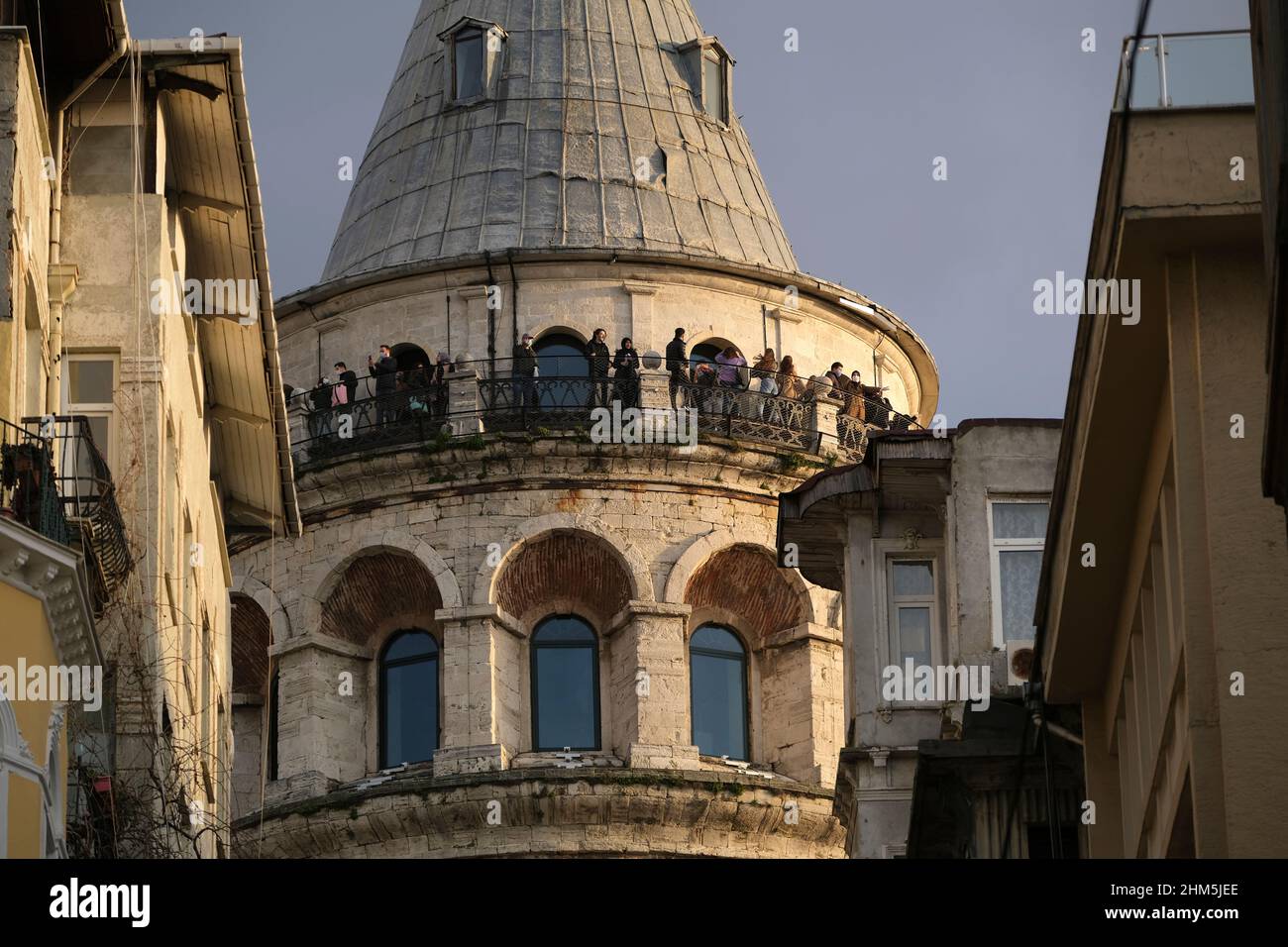 Istanbul, Turchia - 29 dicembre 2022 : turisti con maschere mediche alla Torre Galata. Stanno guardando il paesaggio di Istanbul al tramonto. Foto Stock