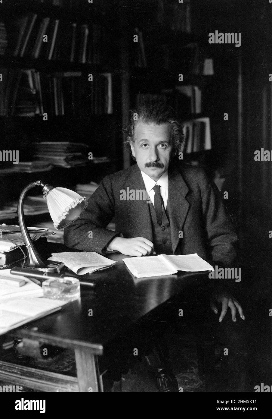 Fotografia di Albert Einstein nel suo ufficio all'Università di Berlino, 1920. Fotografo sconosciuto. Foto Stock