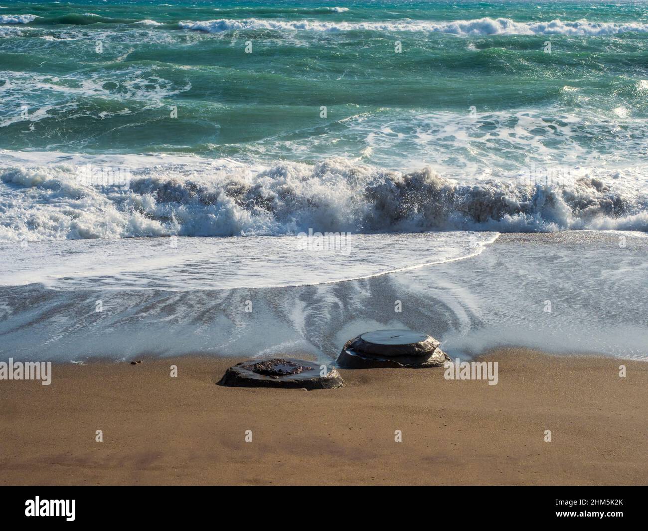 Danni alle attrezzature da spiaggia a Fuengirola a causa della tempesta ad  est causata dal cambiamento climatico e dall'aumento delle acque marine  Foto stock - Alamy