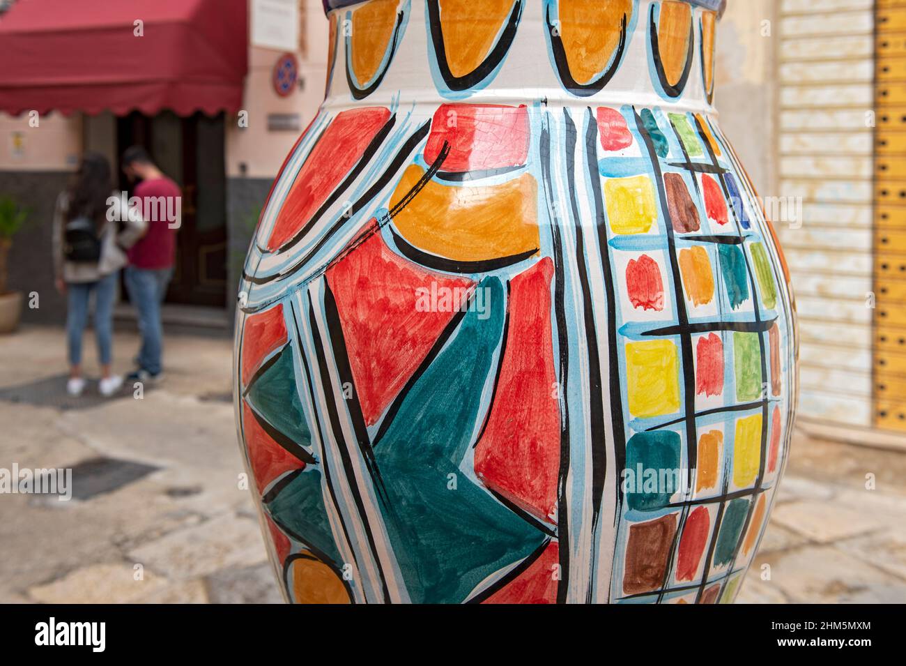 Vaso colorato nella strada di Kasbah Mazara del Vallo, Sicilia, Italia Foto Stock