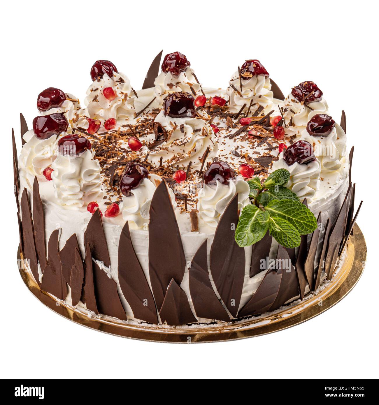 Torta intera foresta nera isolata su sfondo bianco Foto Stock