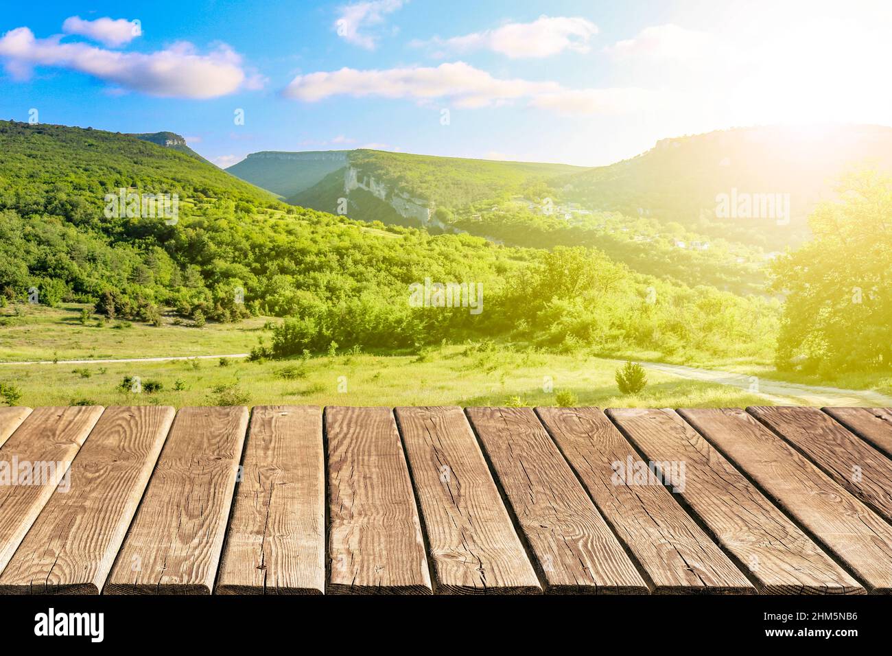 Tavolo o pavimento in legno vuoto per l'esposizione del prodotto sullo sfondo della vista montagna. Foto Stock