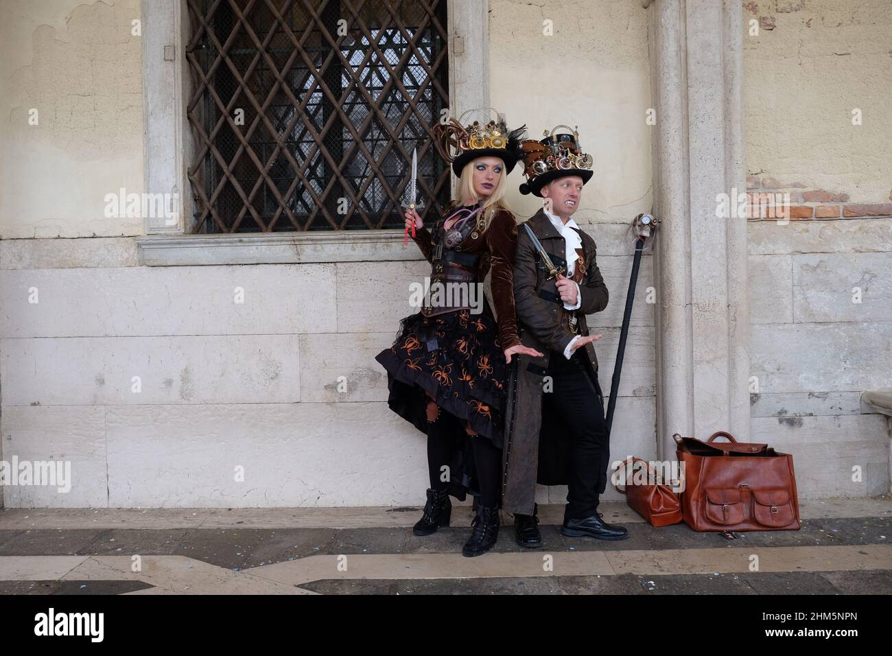 Un rivelatore mascherato partecipa al Carnevale di Venezia Foto Stock