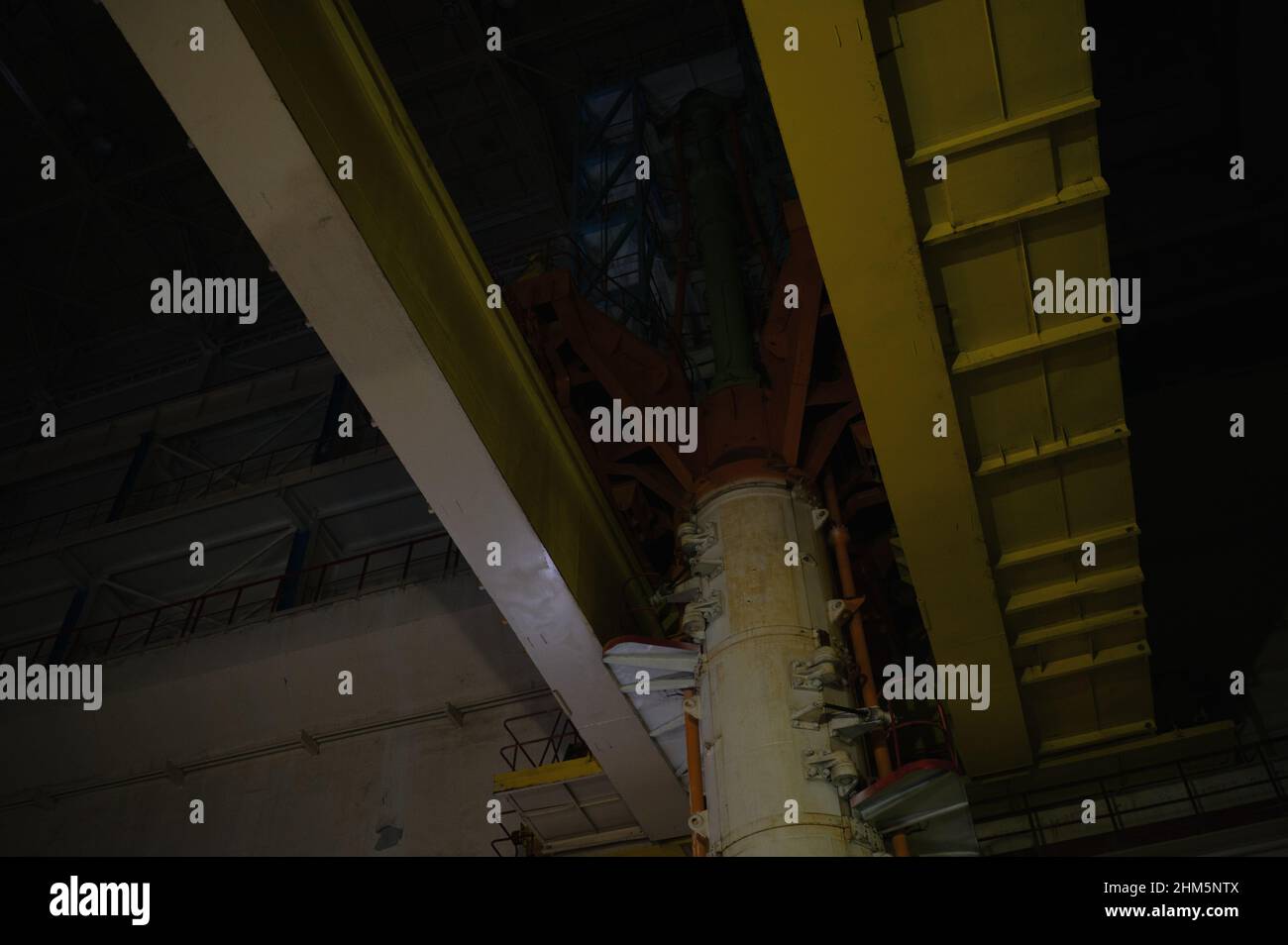 La macchina RZM (carico e scarico del combustibile) nel locale reattore 3 della centrale nucleare di Cernobyl. Foto Stock