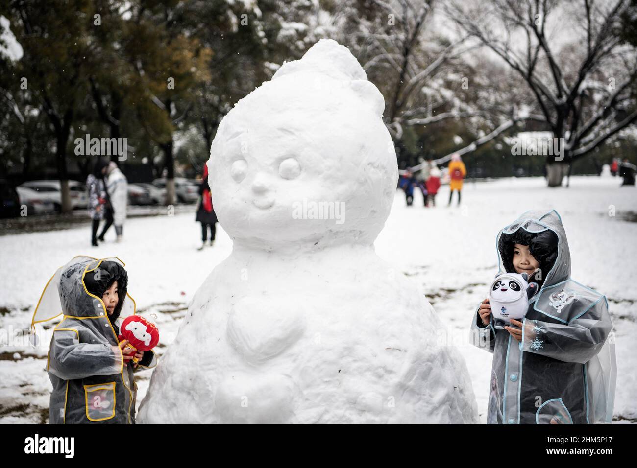 Wuhan, Cina. 07th Feb 2022. Due ragazze giocano con la mascotte delle Olimpiadi invernali di Pechino 2022 Bing DWEN DWEN, bianca, e la mascotte Paralimpica invernale di Pechino Shuey Rhon Rhon, rossa, nel parco Jiangtan durante una nevicata a Hubei.Wuhan ha inaugurato la prima nevicata del nuovo anno cinese. (Foto di Ren Yong/SOPA Images/Sipa USA) Credit: Sipa USA/Alamy Live News Foto Stock