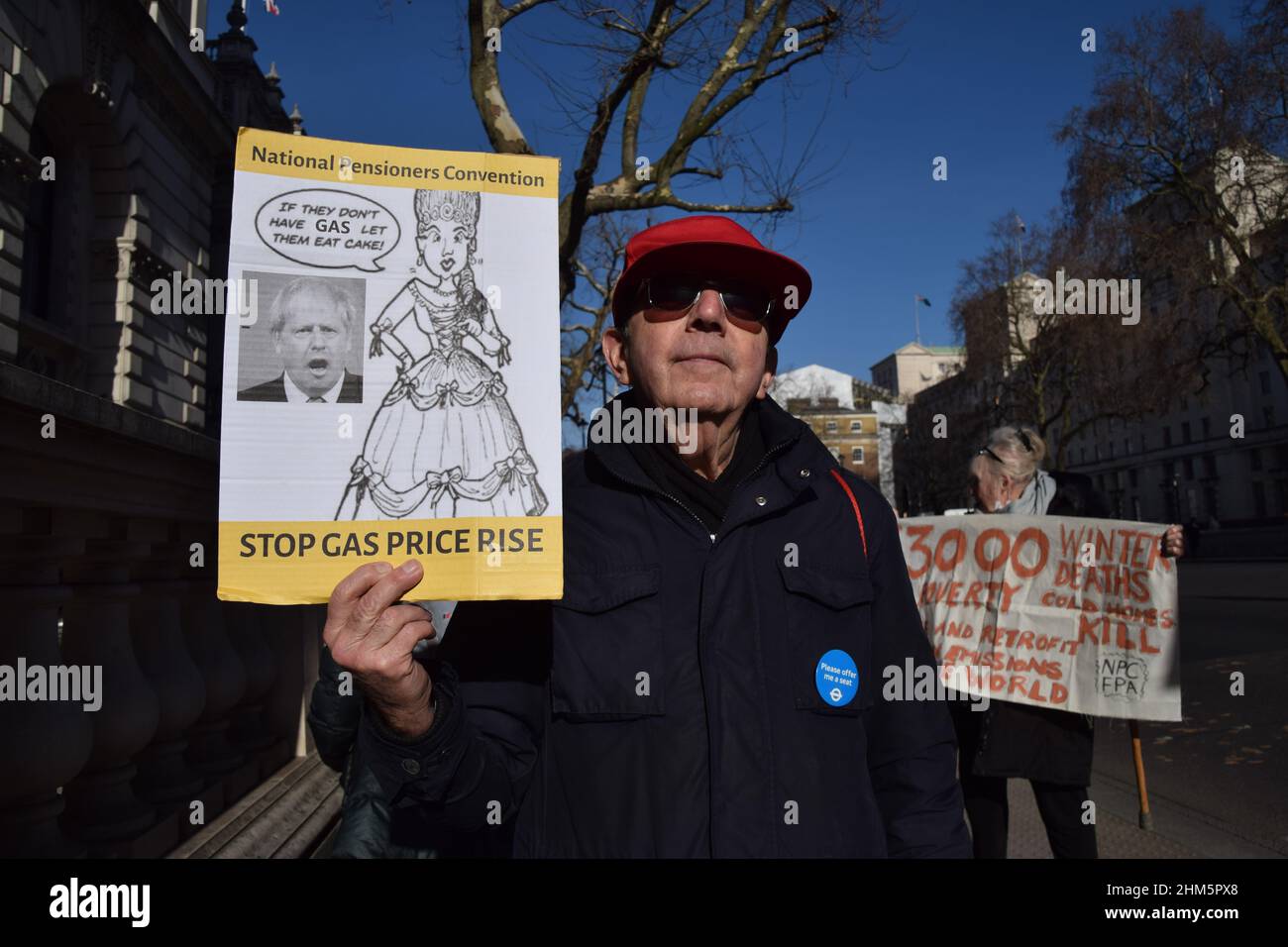 Londra, Regno Unito 7th febbraio 2022. I membri della National Pensioners Convention e altri attivisti si sono riuniti fuori Downing Street per protestare contro l'aumento dei prezzi dei carburanti e dei costi della vita. Credit: Vuk Valcic / Alamy Live News Foto Stock