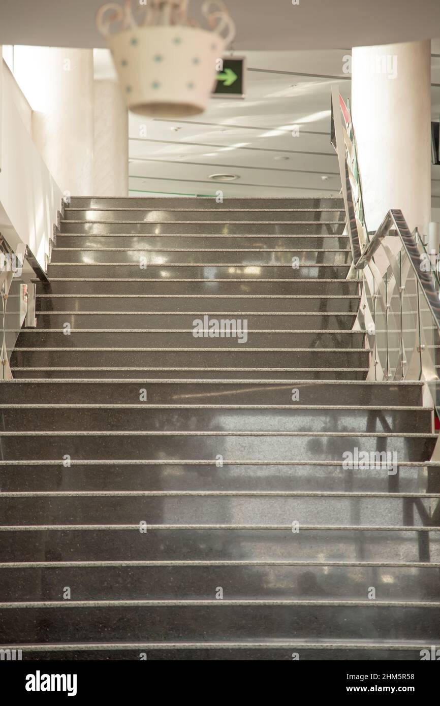 Una vista delle scale di marmo in un moderno centro commerciale o hotel Foto Stock