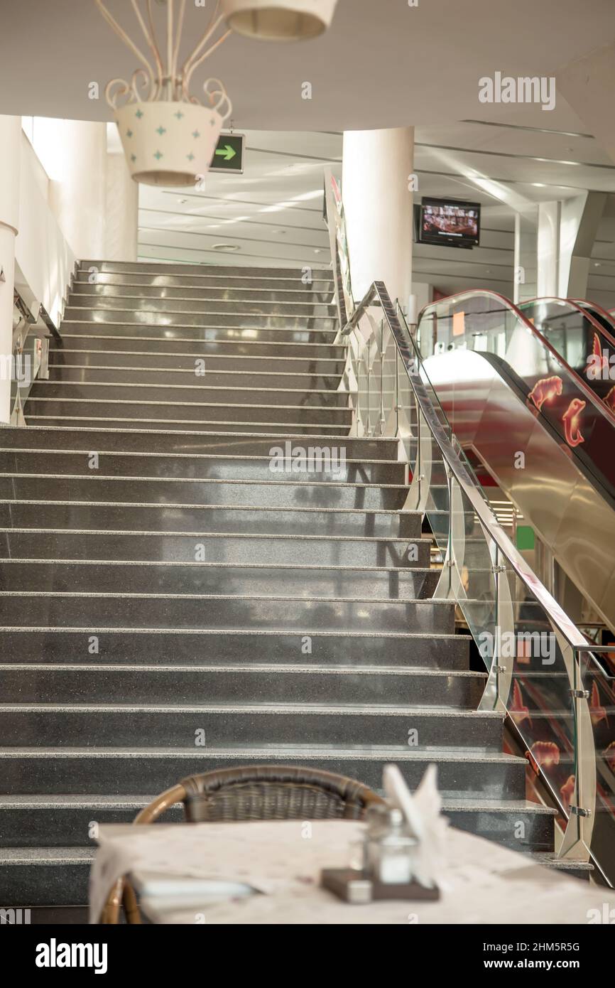 Una vista delle scale di marmo in un moderno centro commerciale o hotel Foto Stock