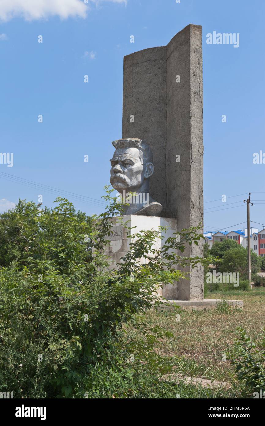 Villaggio di Uyutnoye, distretto di Saksky, Crimea, Russia - 18 luglio 2021: Monumento allo scrittore Maxim Gorky in via Kirov nel villaggio di Uyutnoye, Saks Foto Stock