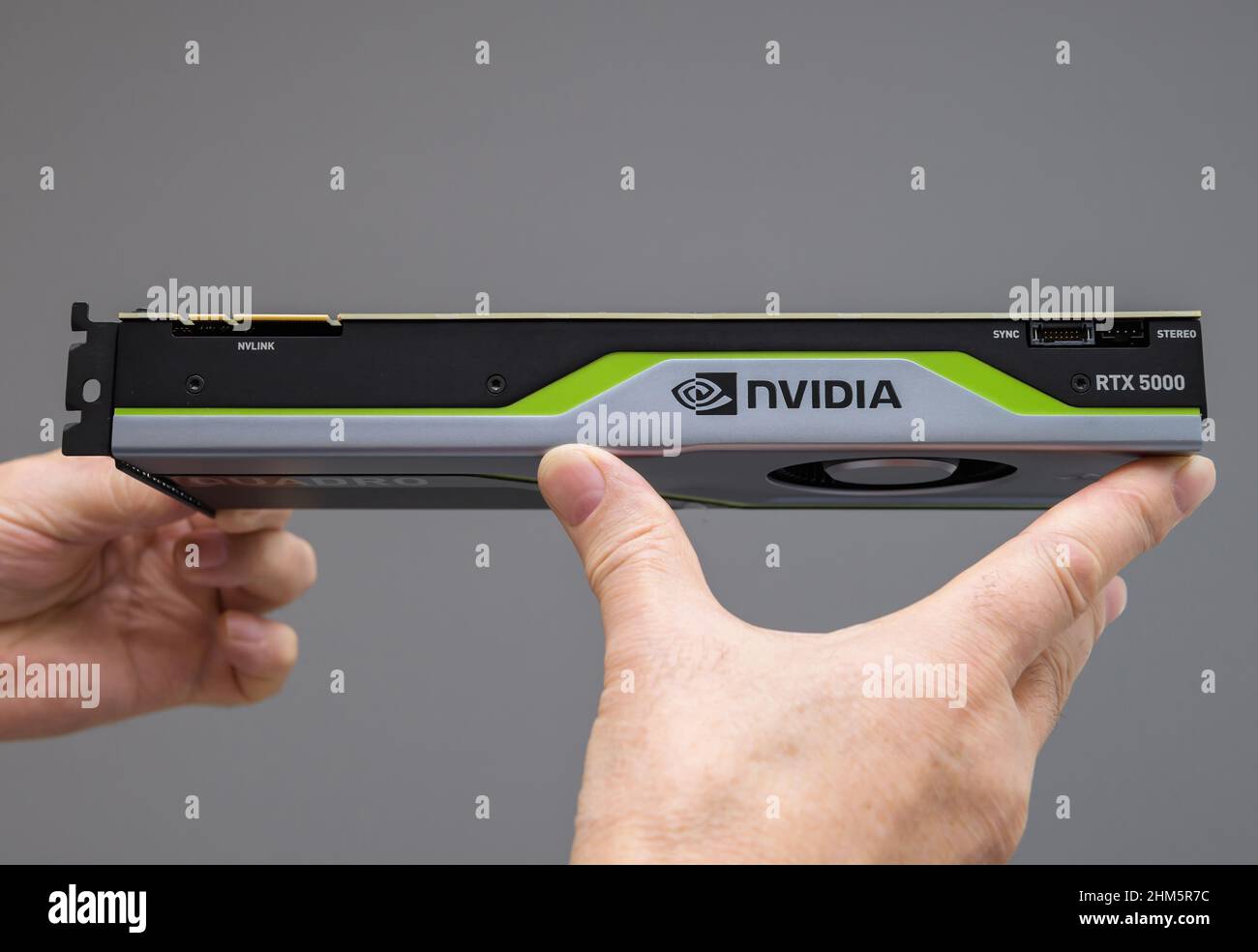 Parigi, Francia - Mar 28, 2019: Senior Engineer hands pov holding guardando la nuova GPU Nvidia quadro RTX RTX 5000 iscrizione - potente scheda video gpu Foto Stock