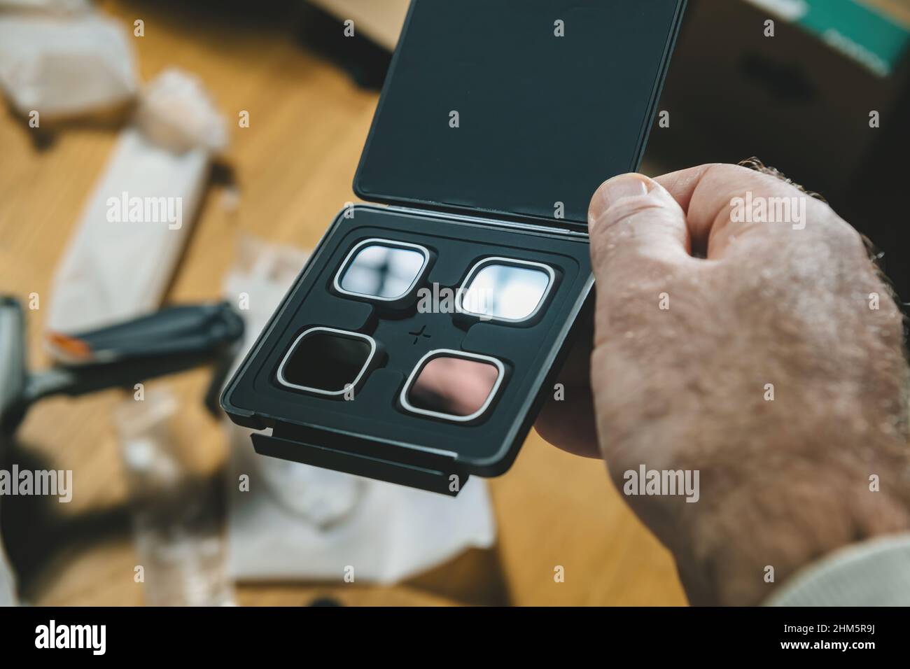 Parigi, Francia - 14 gennaio 2022: POV porta mano maschio novità DJI Air 2s drone accessories The ND Filters Set ND4 8 16 32 Foto Stock