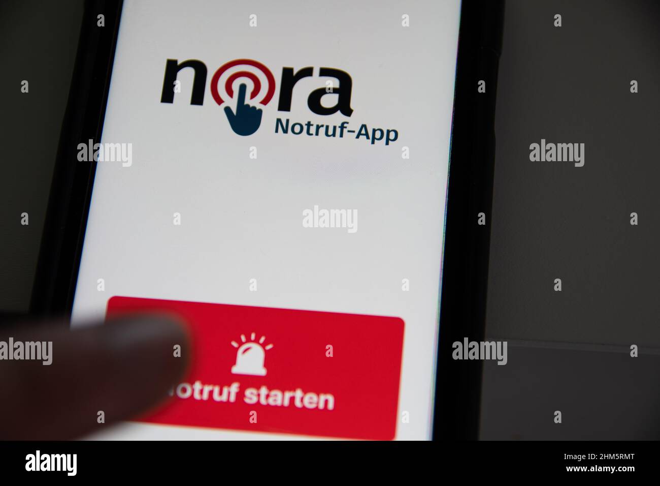 Rheinbach, Germania 28 settembre 2021, la nuova app per chiamate di emergenza 'Nora' su smartphone di un utente Foto Stock