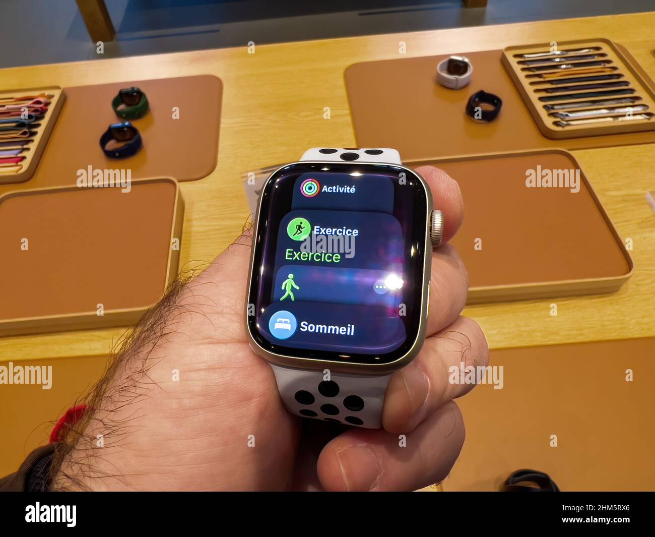 Parigi, Francia - 3 novembre 2021: Le persone a mano maschio POV hanno in  mano il nuovo dispositivo indossabile Apple Watch Series 7 di Apple  Computers modalità di allenamento Foto stock - Alamy