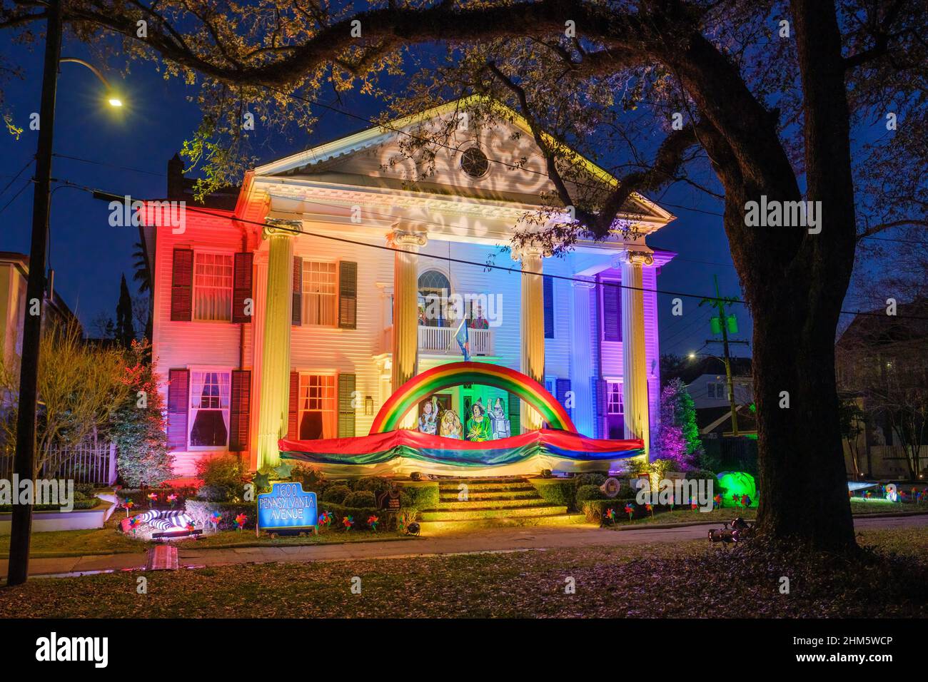 NEW ORLEANS, LA, USA - 7 FEBBRAIO 2021: Mansion di fronte al Parco Audubon con elaborate decorazioni Mardi Gras di notte Foto Stock