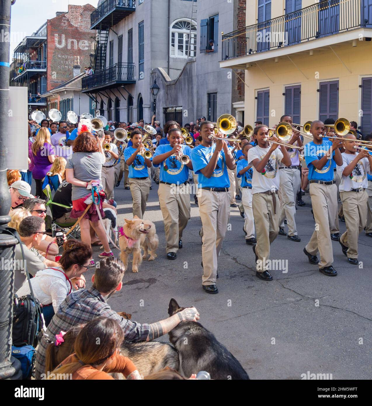 NEW ORLEANS, LA - 27 GENNAIO 2013: Roots of Music Marching Band che partecipa alla Parata Barkus durante il Carnevale nel quartiere Francese Foto Stock