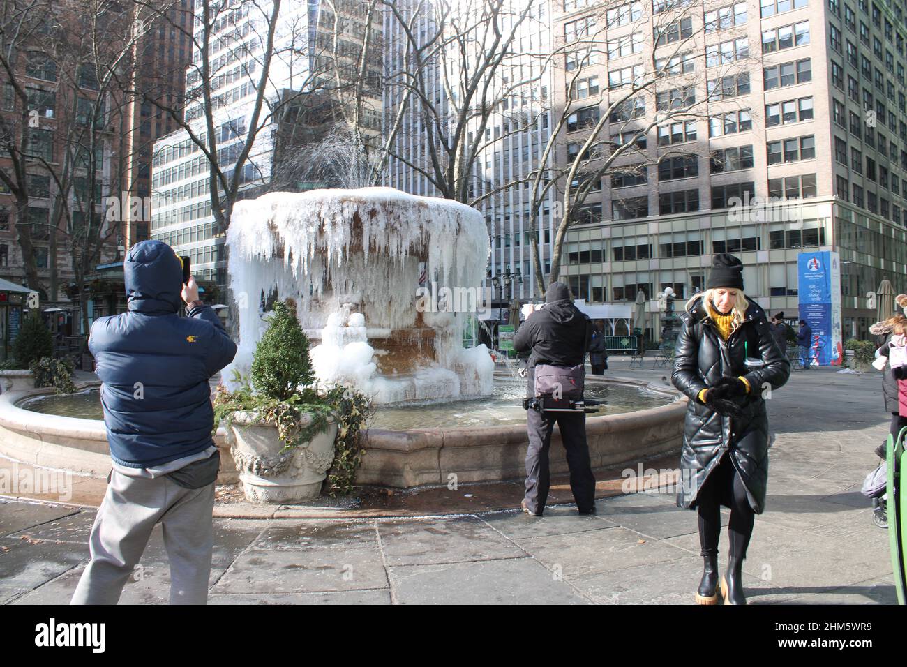 Fontana congelata a Bryant Park, New York, NY Foto Stock