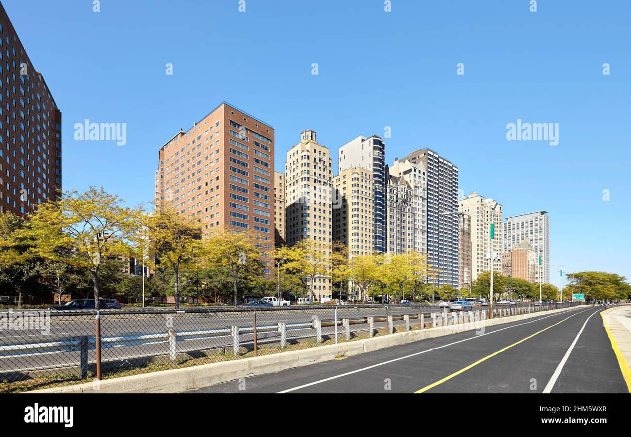 Edifici lungo il lungofiume del lago Michigan in una soleggiata giornata estiva, Chicago, USA. Foto Stock