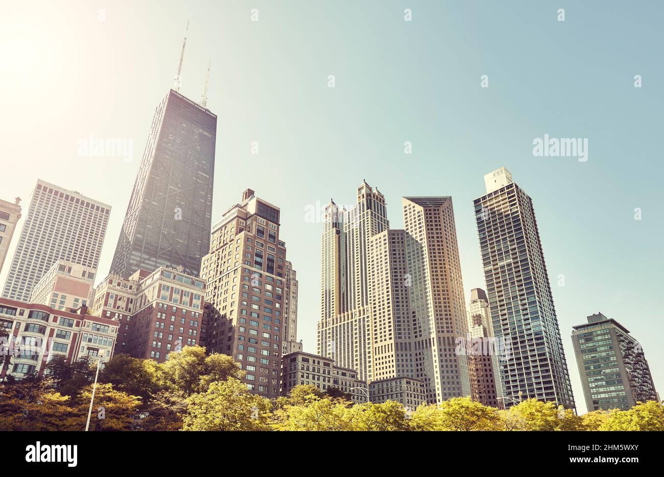 Foto retrò dello skyline di Chicago contro il sole, USA. Foto Stock