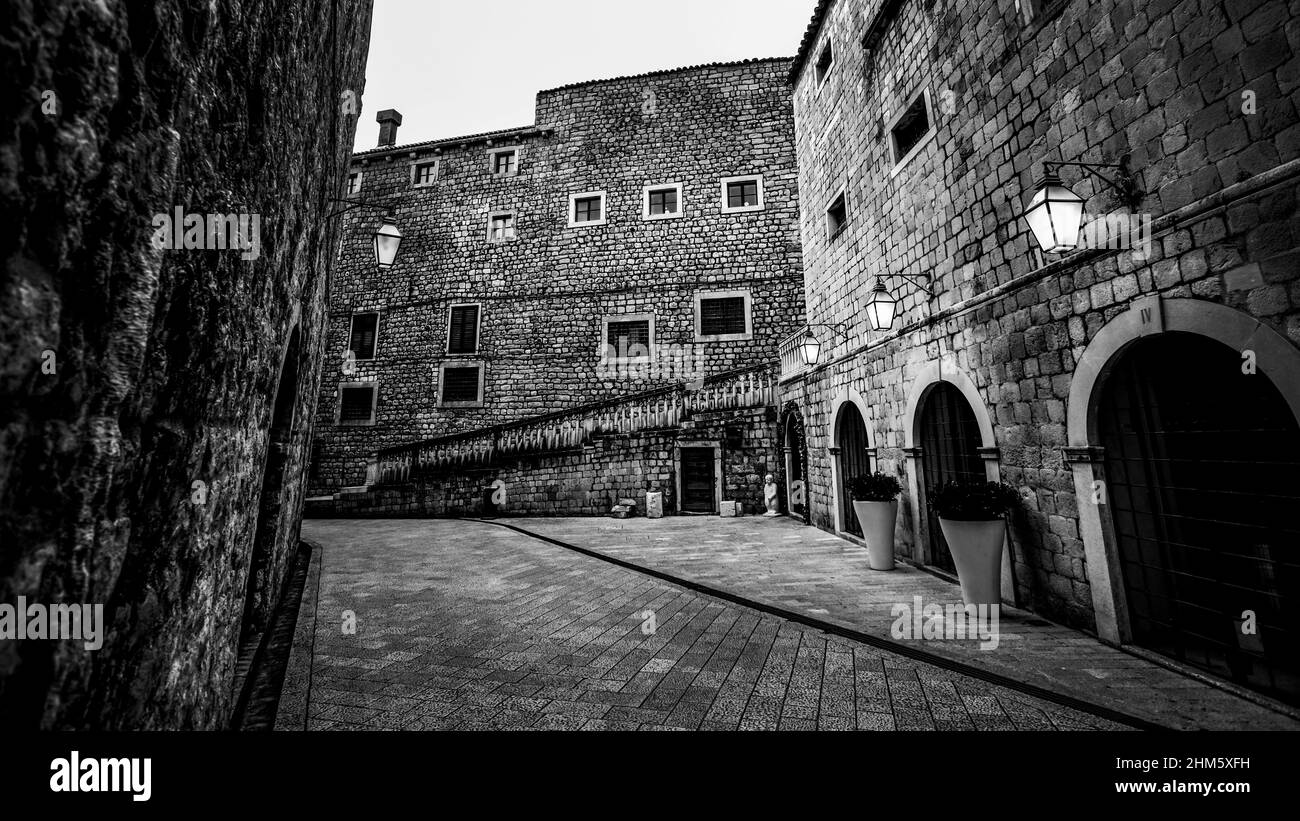 Bianco e nero, strada acciottolata. Dubrovnik, Croazia. Fotografia di viaggio Foto Stock