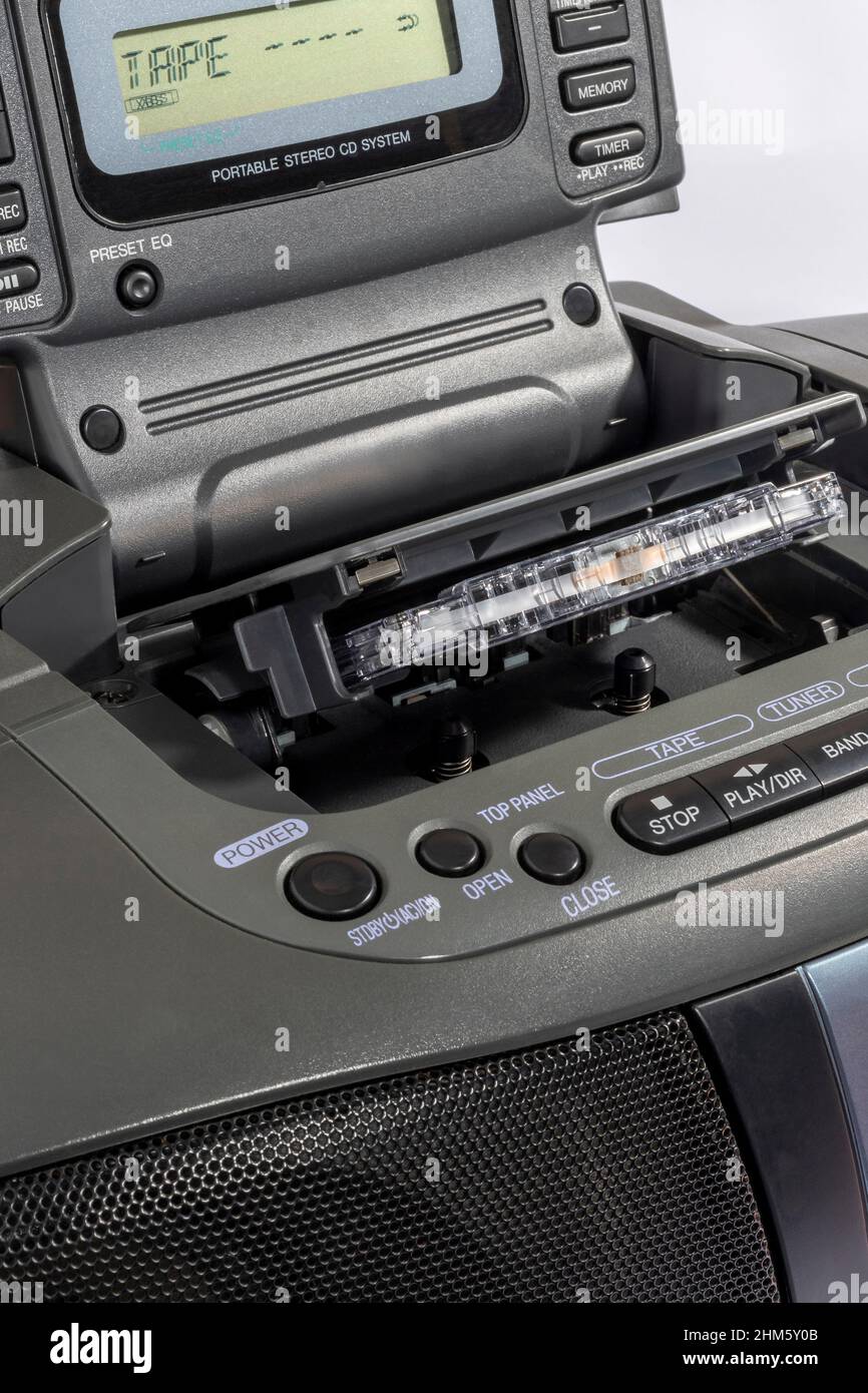 primo piano della boombox ghetto blaster 90s con nastro a cassetta inserito Foto Stock