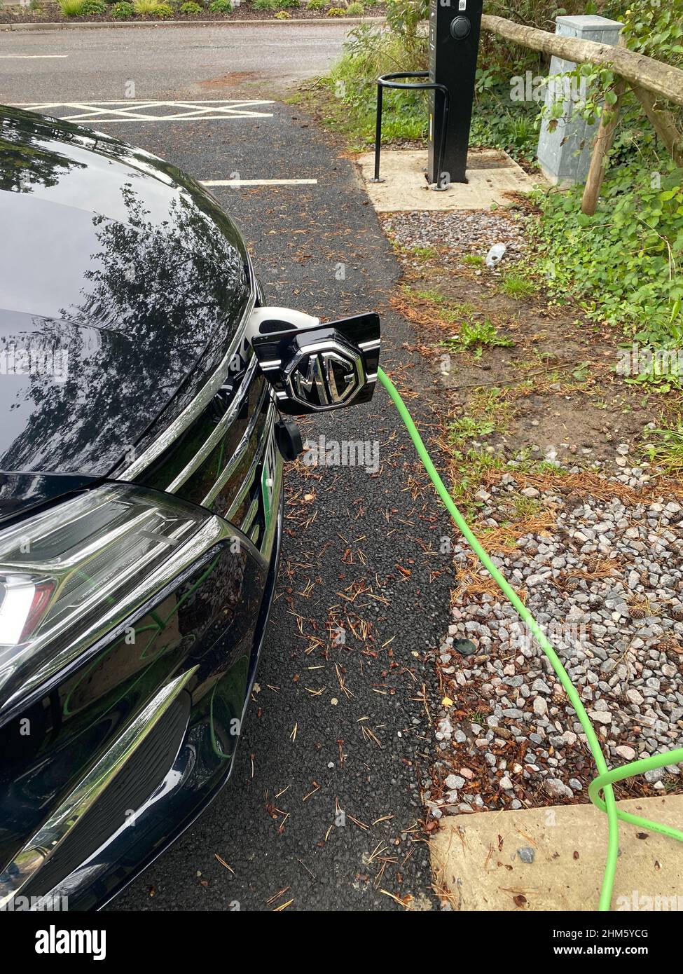 Ricarica di un'auto elettrica con un caricatore pubblico presso il RHS Wisley di Surrey Foto Stock