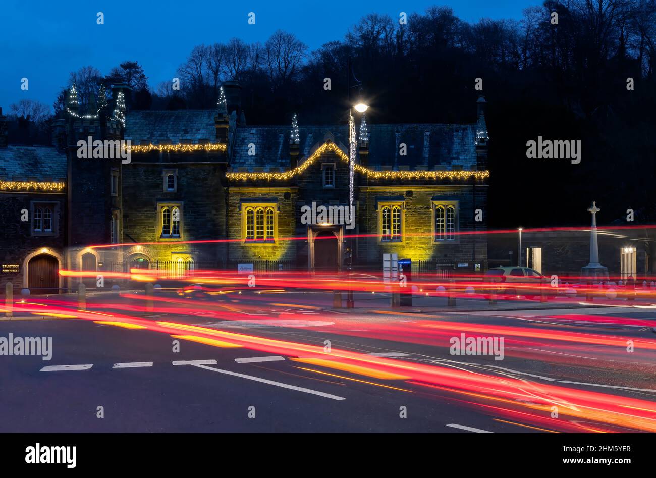 Tavistock Guildhall adornata con luci di Natale e percorsi per veicoli leggeri a Tavistock, Devon Foto Stock