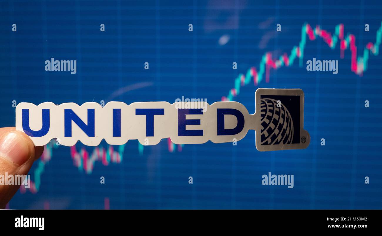 10 novembre 2021, Chicago, USA. L'emblema di United Airlines sullo sfondo di un grafico dei prezzi azionari. Foto Stock