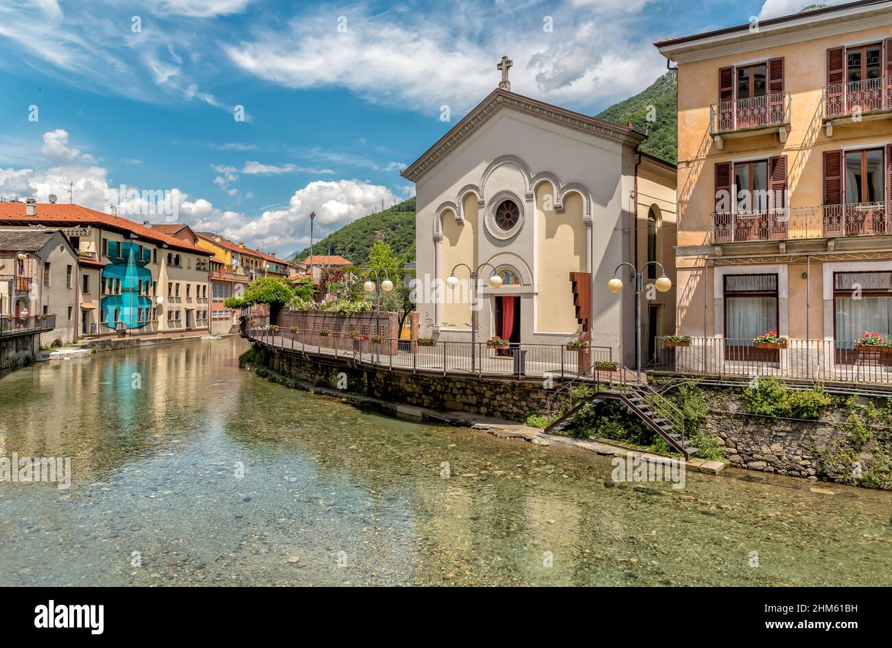 Veduta dell'Oratorio del Sacro cuore sul canale nel centro storico di Omegna, provincia di Verbano-Cusio-Ossola, Piemonte, Italia Foto Stock