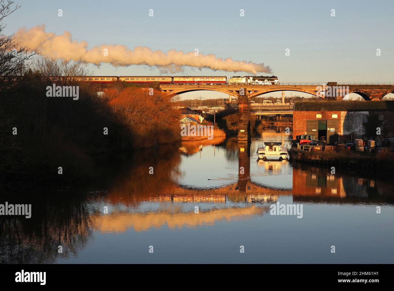 46100 testa su Frodsham Viaduct su 15.12.21 con Saphos treni 'Christmas White Rose' da Llandudno JC a York. Foto Stock