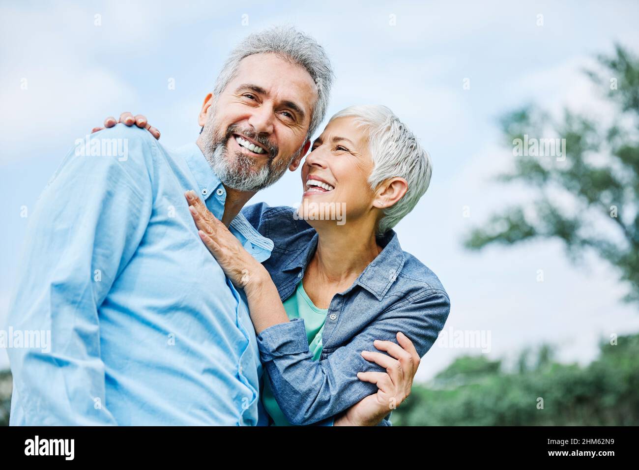 coppia anziana felice anziano amore insieme pensione stile di vita sorridente uomo donna matura Foto Stock