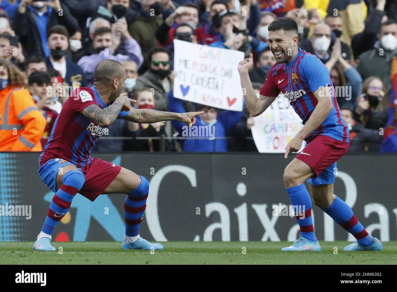 Barcellona, Spagna. 06th Feb 2022. Barcellona, Spagna, 6th 2021 febbraio: Dani Alves (8 FC Barcellona) e Jordi Alba (18 FC Barcellona) festeggiano il traguardo durante la partita LaLiga Santander tra Barcellona e AT.Madrid allo stadio Camp Nou di Barcellona, Spagna. Rafa Huerta/SPP Credit: SPP Sport Press Photo. /Alamy Live News Foto Stock