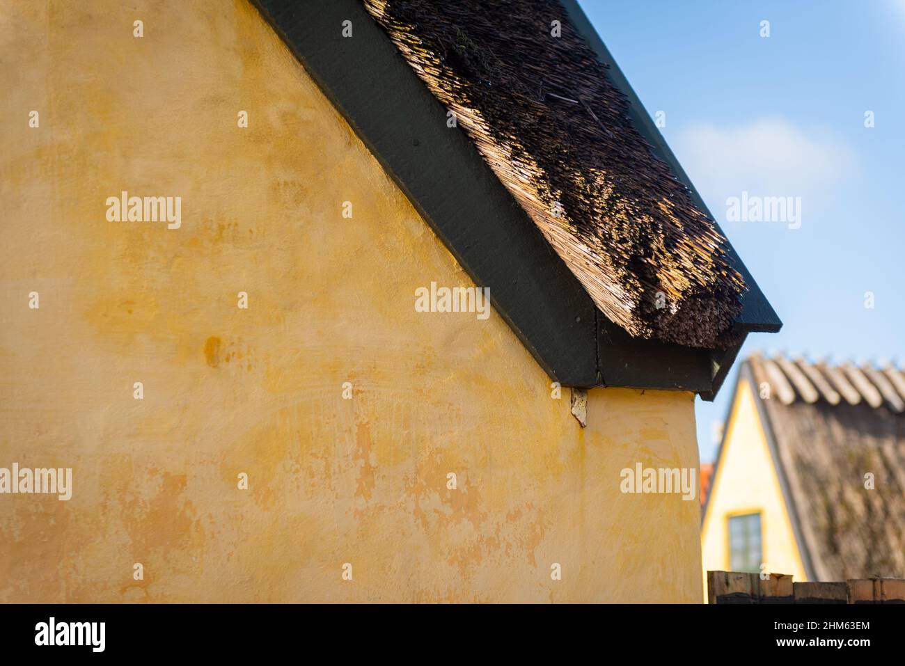 Tetto di paglia in cima a quelli gialli della splendida Dragor Danimarca Foto Stock
