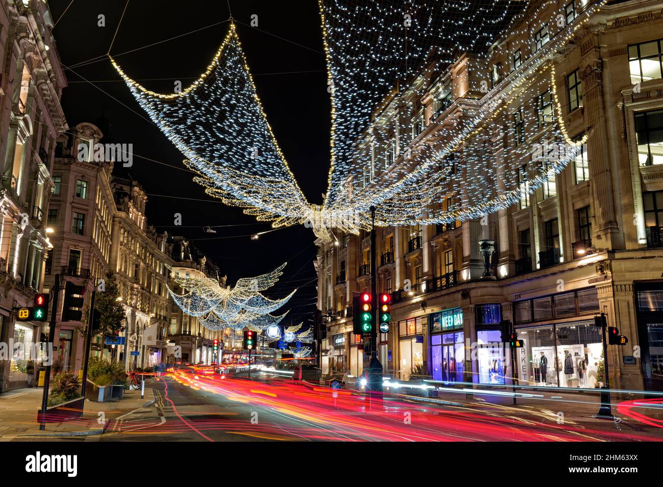 Regent Street, nel centro commerciale di Londra, sembra fantastico con le luci di Natale Foto Stock