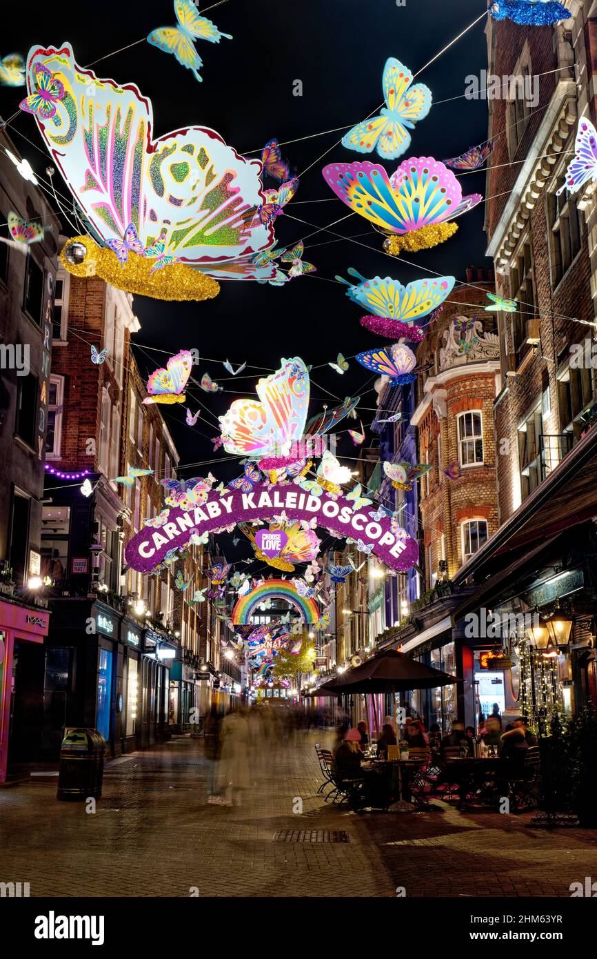 Luci di Natale lungo Carnaby Street nel quartiere dello shopping West End di Londra Foto Stock